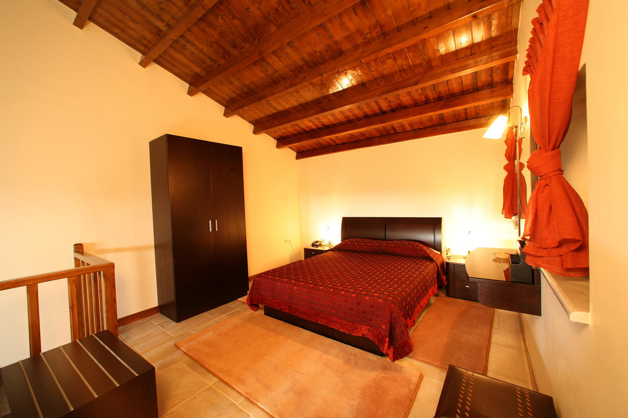 Arhontiko Parnona Hotel Karyes Quarto foto