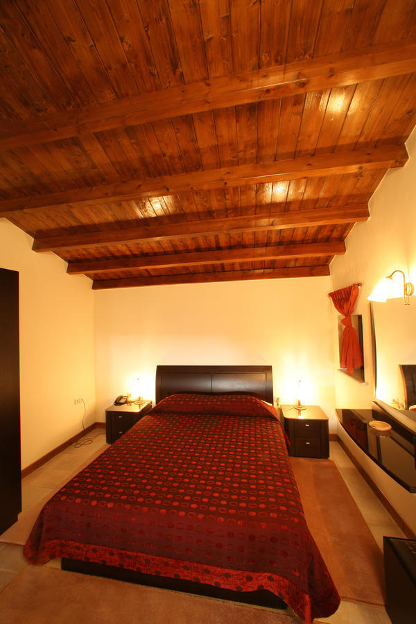 Arhontiko Parnona Hotel Karyes Quarto foto