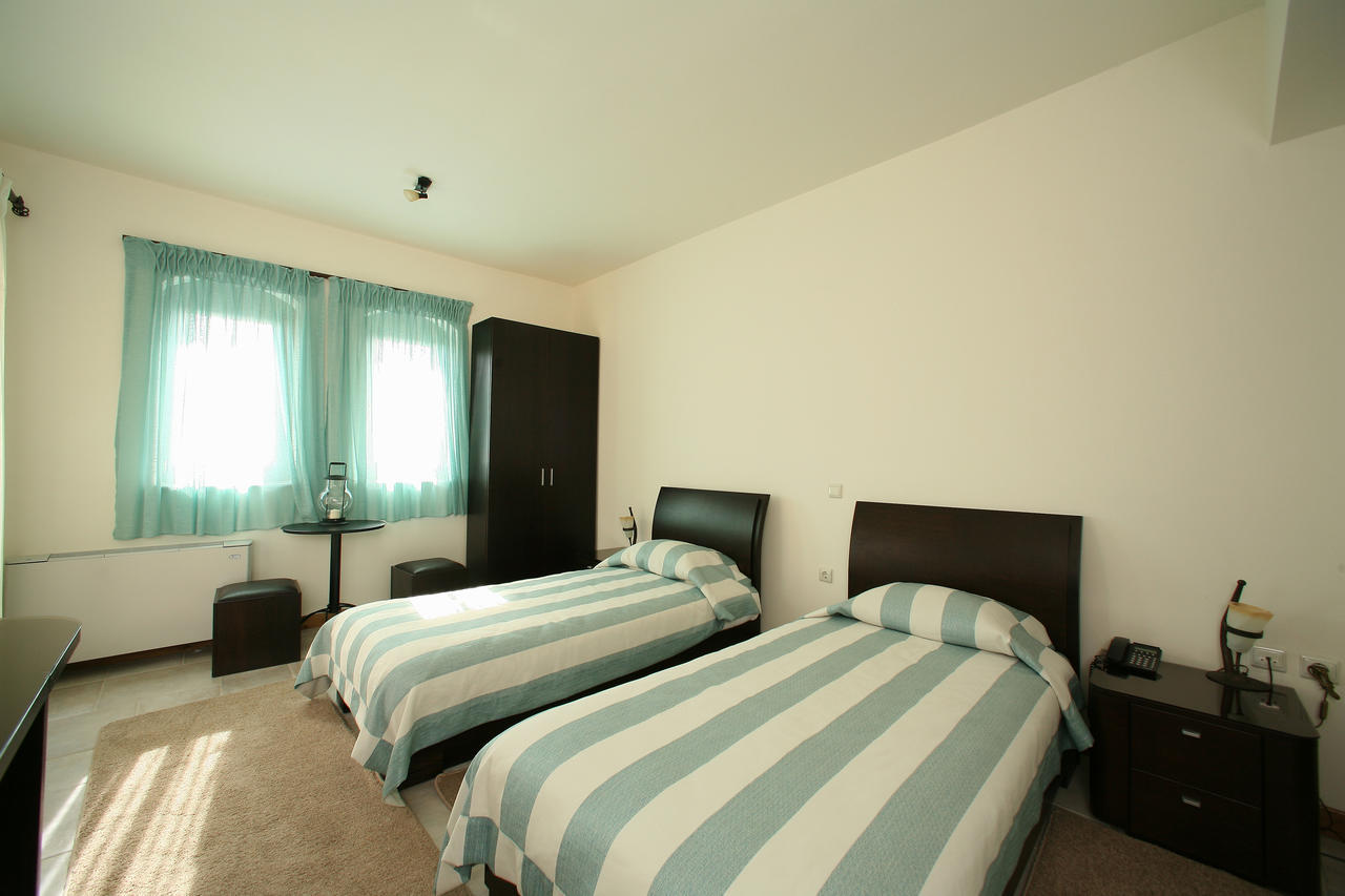 Arhontiko Parnona Hotel Karyes Quarto foto