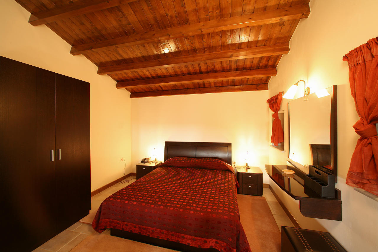 Arhontiko Parnona Hotel Karyes Quarto foto