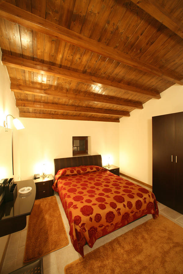 Arhontiko Parnona Hotel Karyes Quarto foto